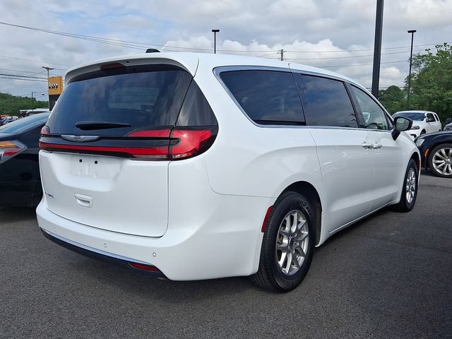 Used 2024 Chrysler Pacifica Touring-L FWD image 6