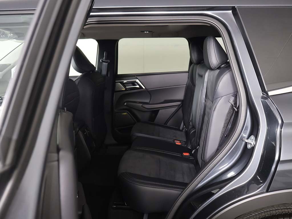 New 2025 Mitsubishi Outlander SE image 35