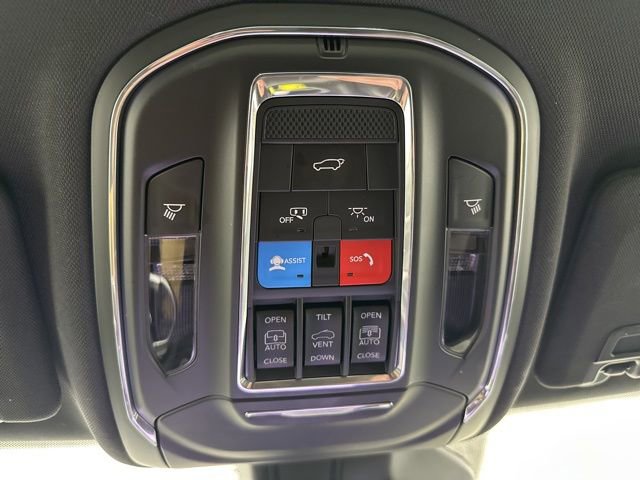 Used 2025 Jeep Grand Cherokee Limited w/ Black Appearance Package image 23