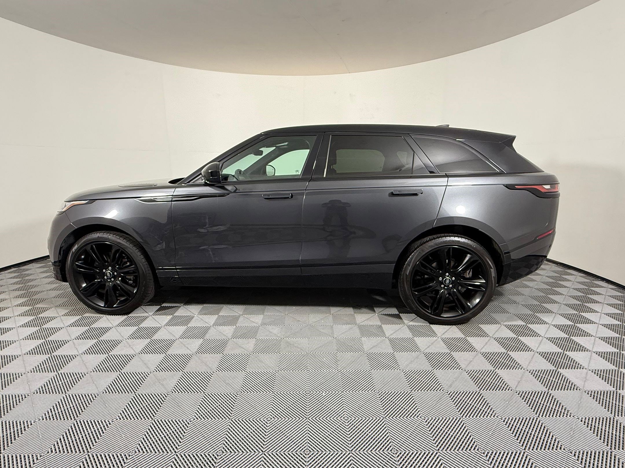 Used 2023 Land Rover Range Rover Velar R-Dynamic S image 2