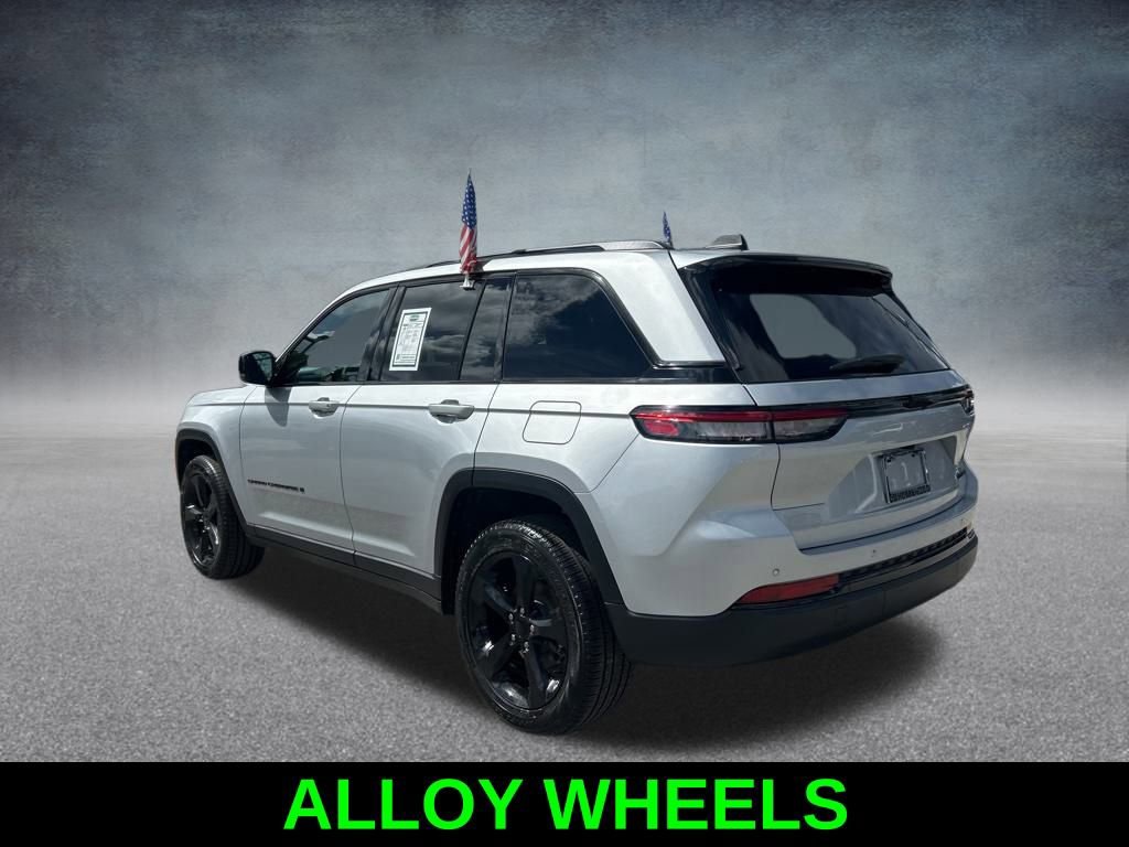 Certified 2025 Jeep Grand Cherokee Limited w/ Black Appearance Package image 7