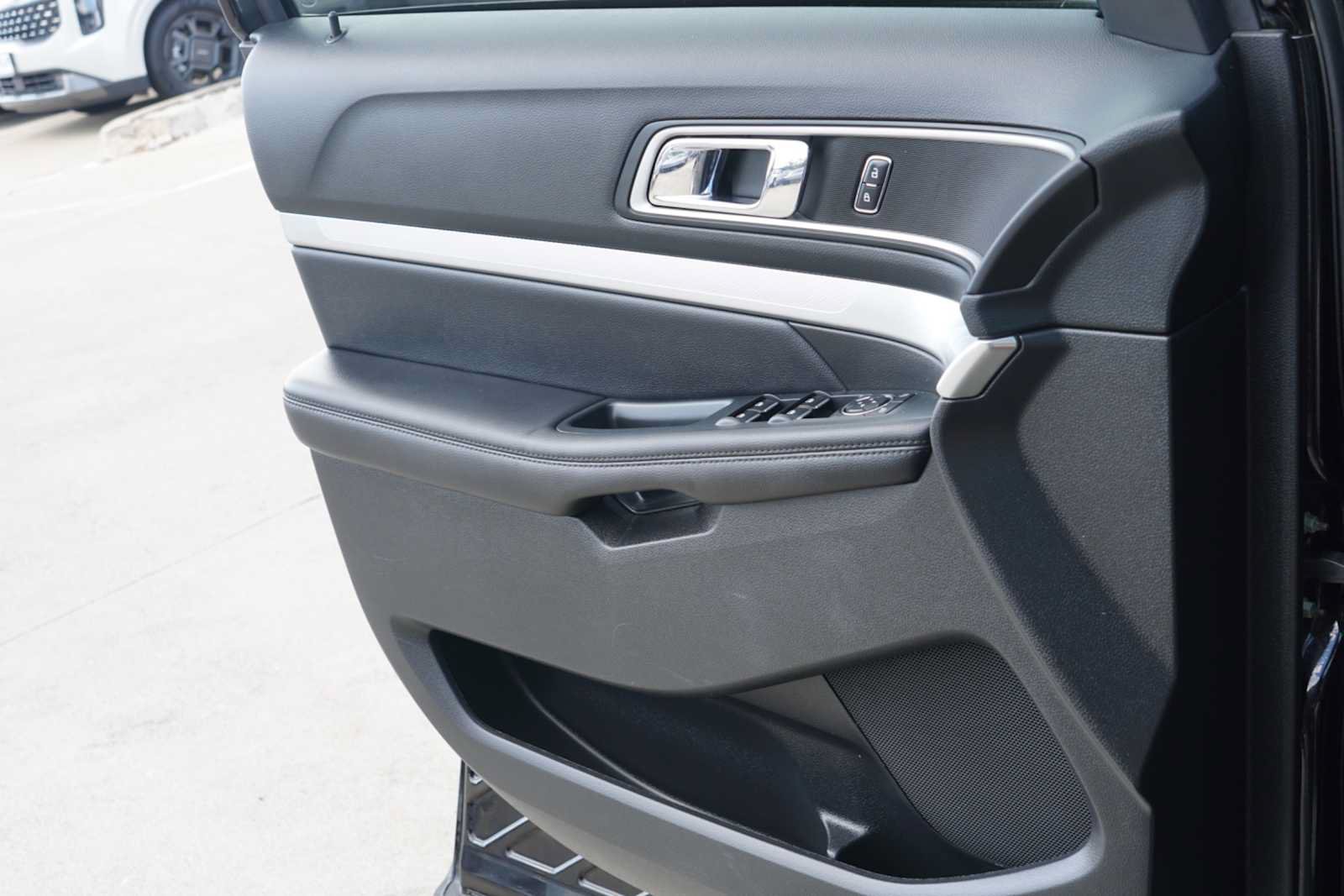 Used 2017 Ford Explorer XLT w/ Equipment Group 202A FWD image 16