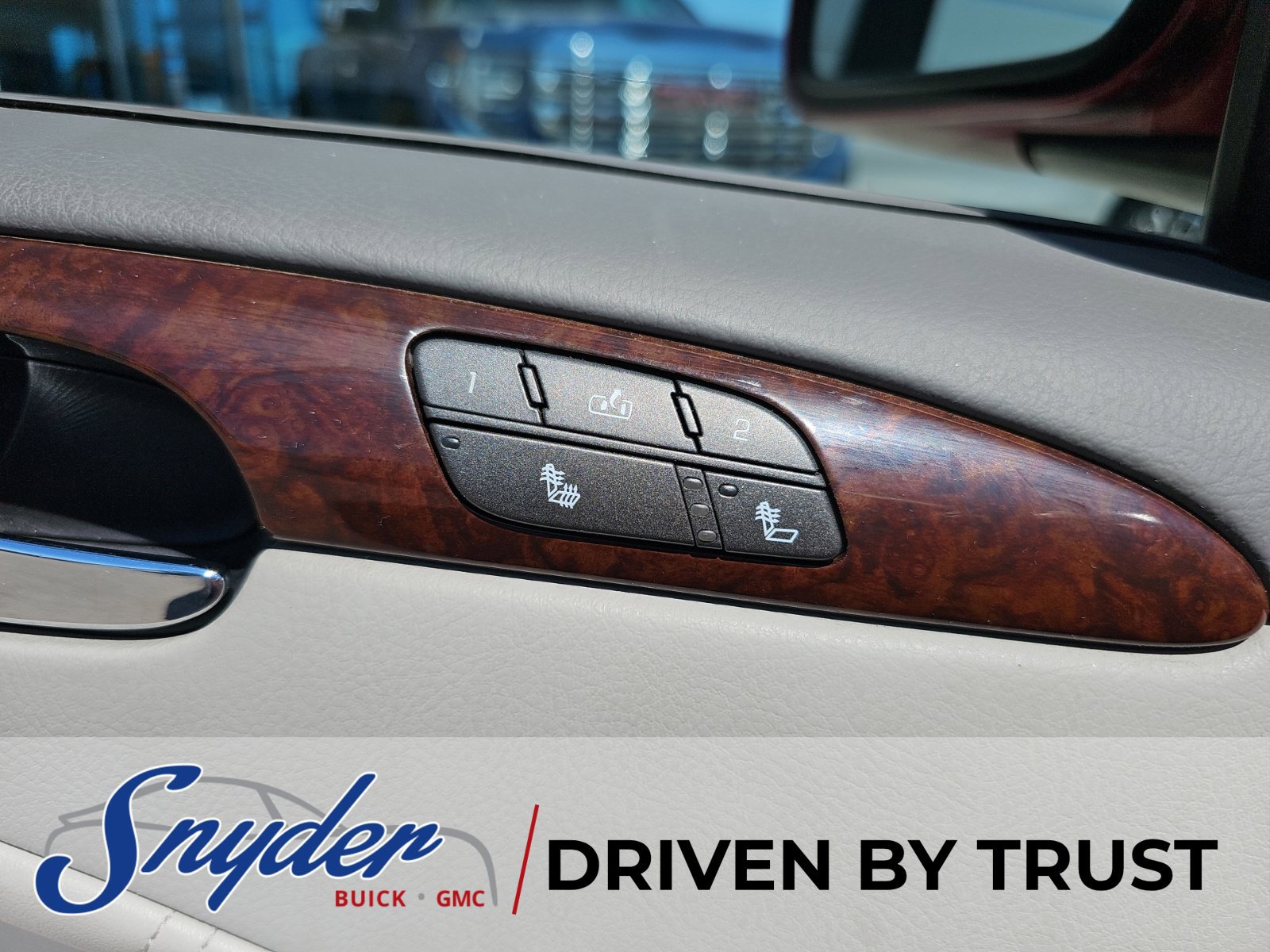 Used 2011 Buick Lucerne CXL FWD image 16