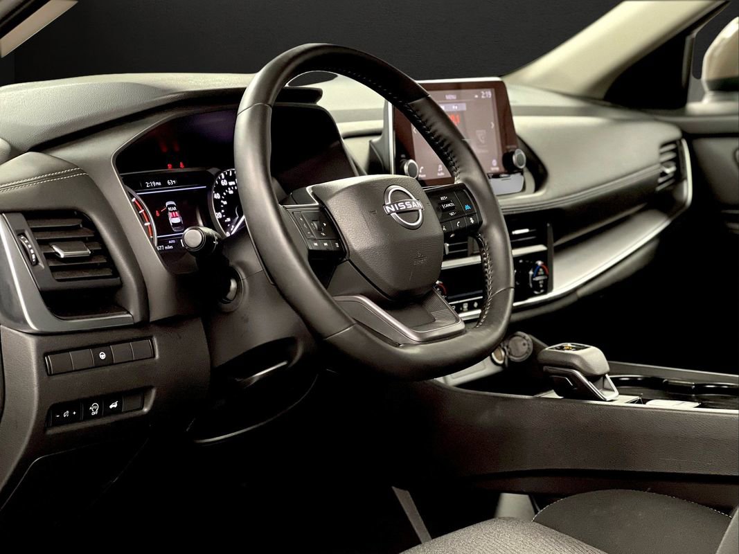 Used 2025 Nissan Rogue SV image 15