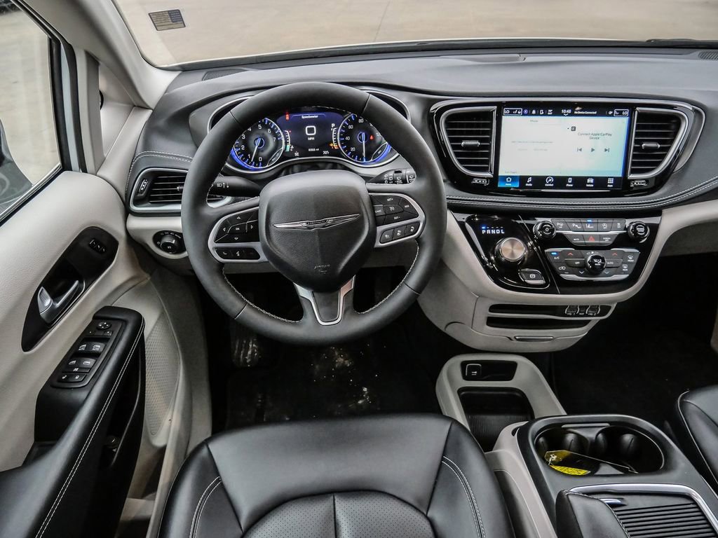 Used 2024 Chrysler Pacifica Touring-L image 26