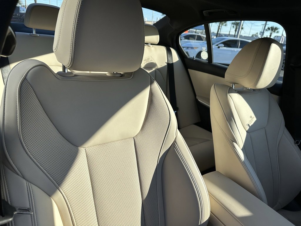 Used 2025 BMW 330i Sedan w/ Premium Package image 24
