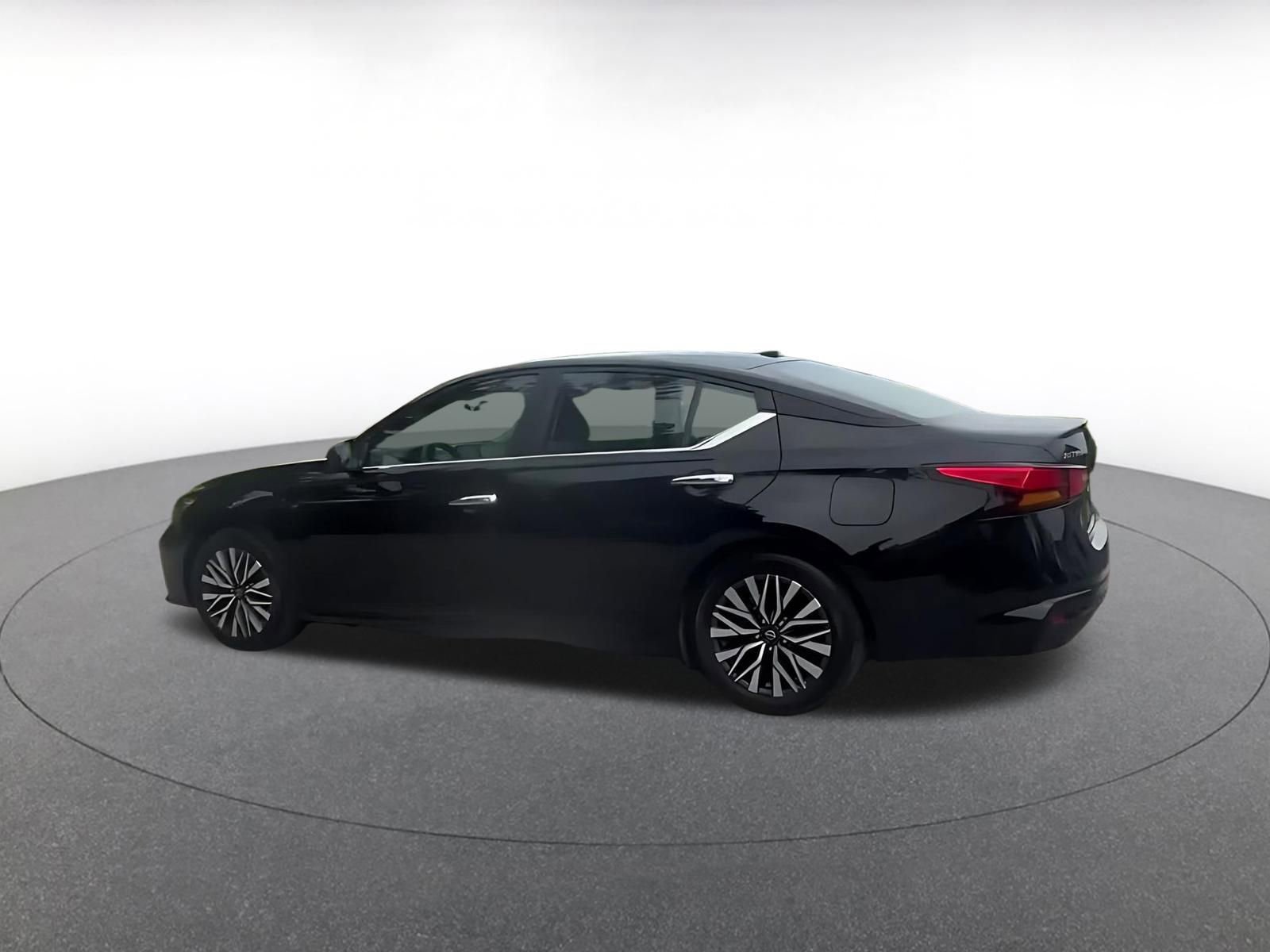 Used 2025 Nissan Altima 2.5 SV FWD image 10