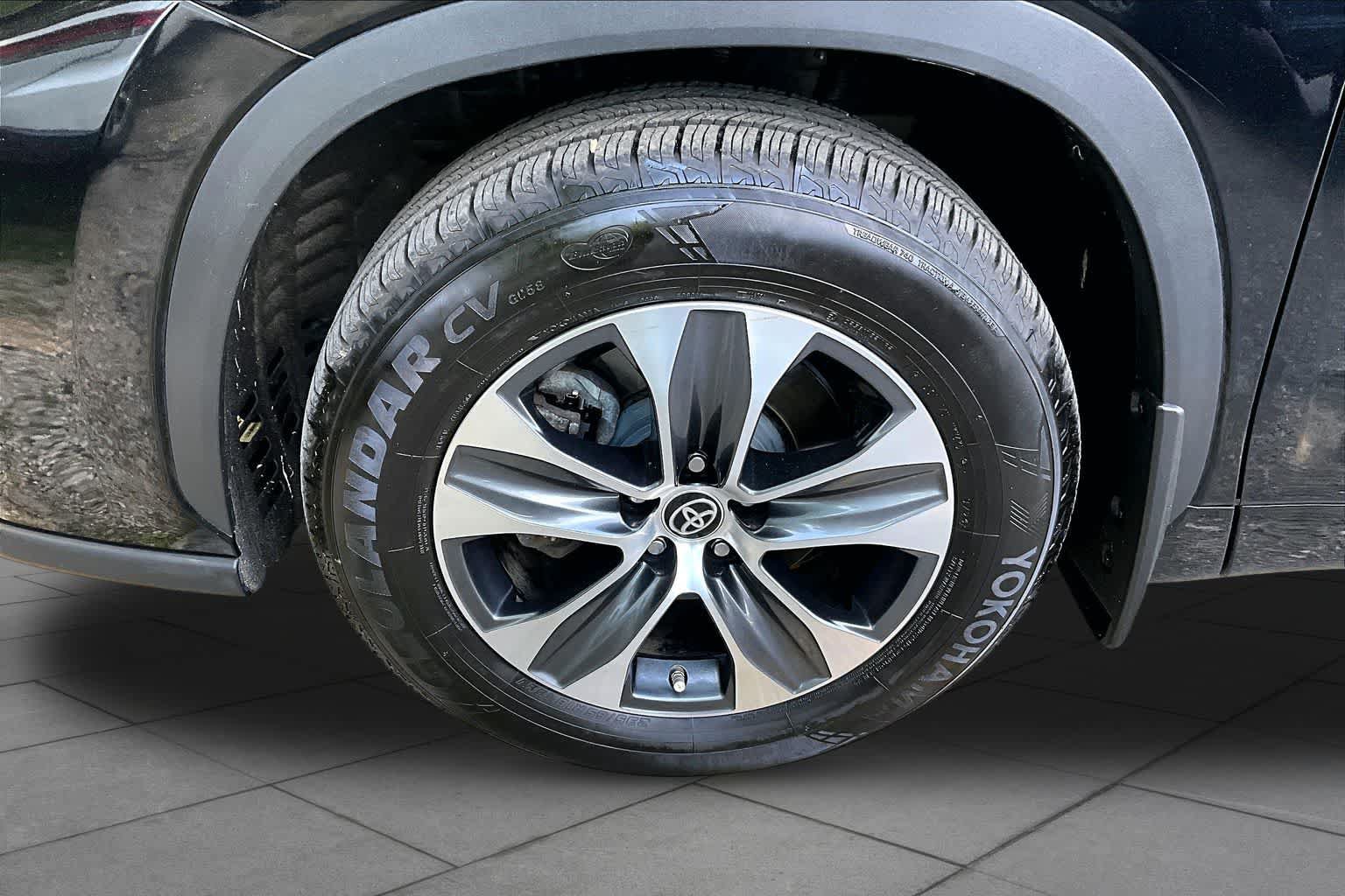 Used 2023 Toyota Highlander XLE AWD/4WD image 11