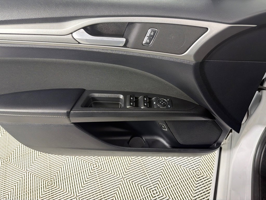 Used 2019 Ford Fusion SE FWD image 11