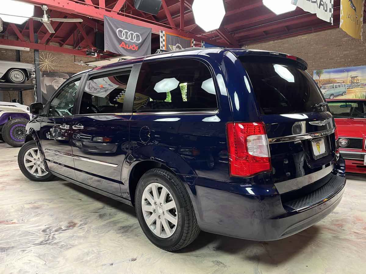 Used 2016 Chrysler Town & Country Touring w/ Driver Convenience Group FWD image 5