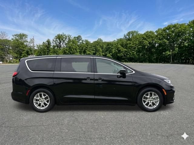 Used 2024 Chrysler Pacifica Touring-L FWD image 10