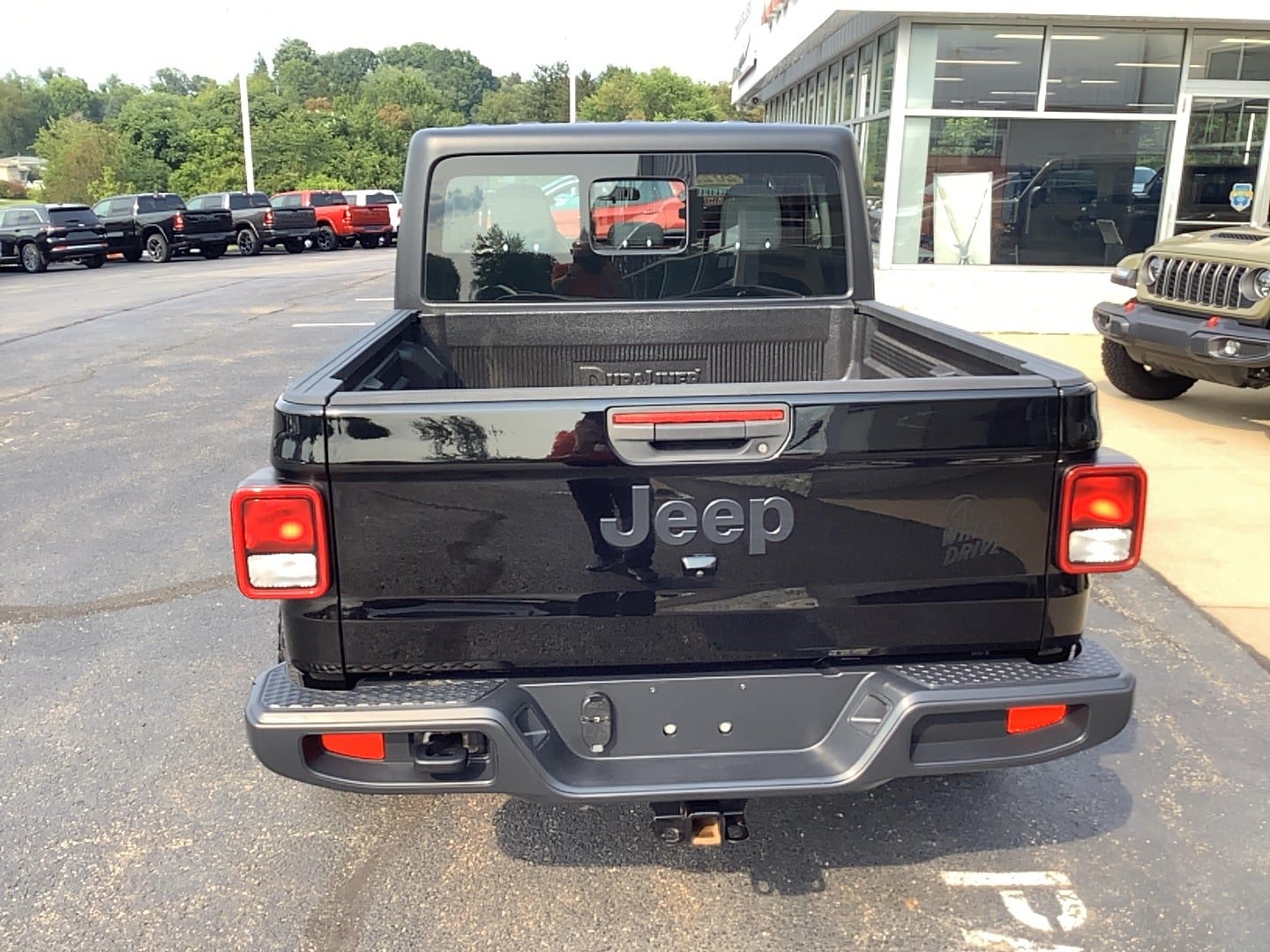 Certified 2023 Jeep Gladiator Sport AWD/4WD image 4