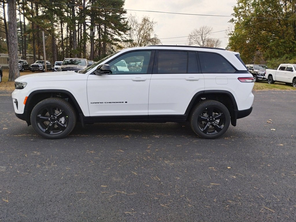 New 2025 Jeep Grand Cherokee Limited w/ Luxury Tech Group II image 8
