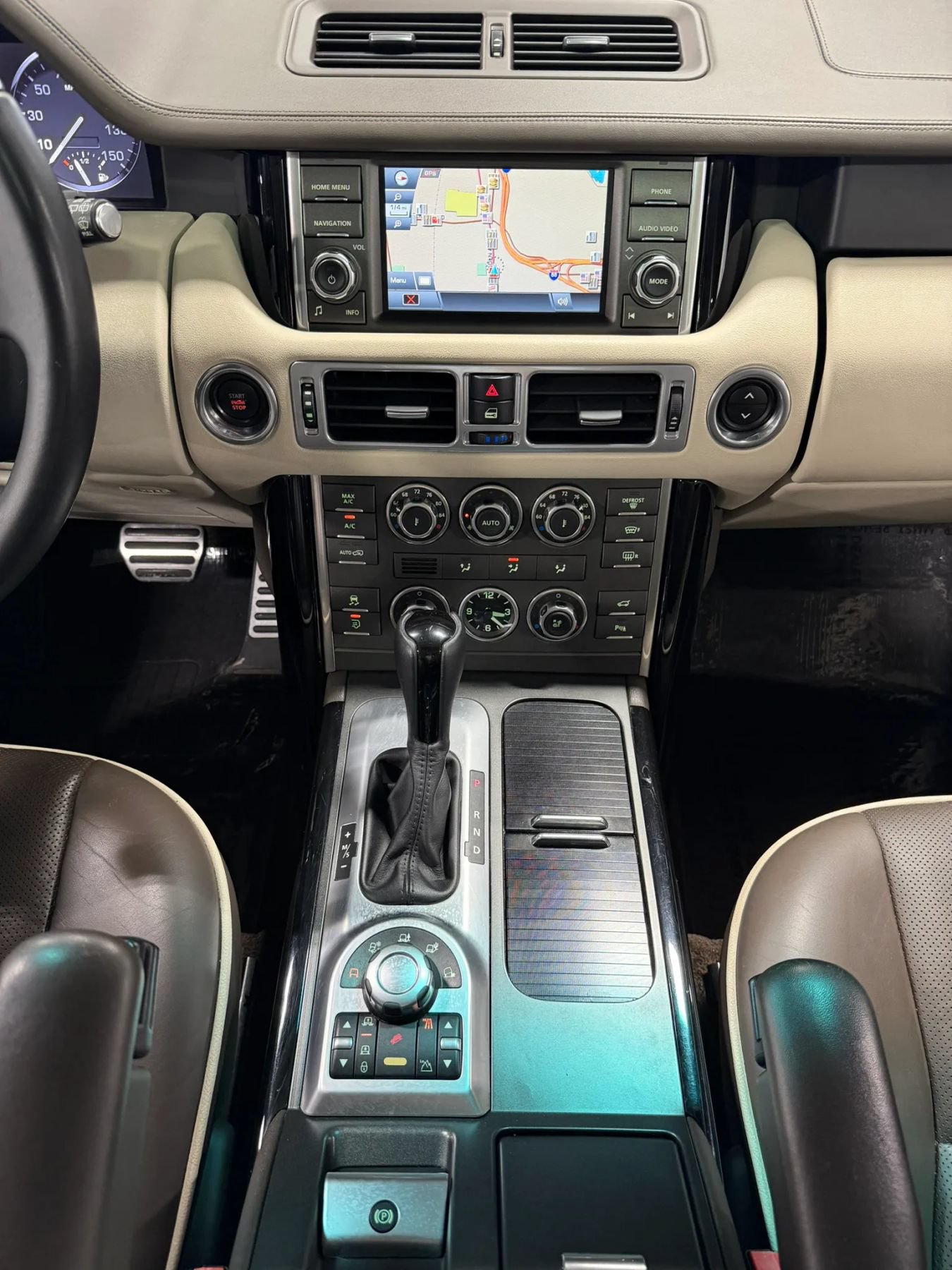 Used 2010 Land Rover Range Rover Supercharged AWD/4WD image 3