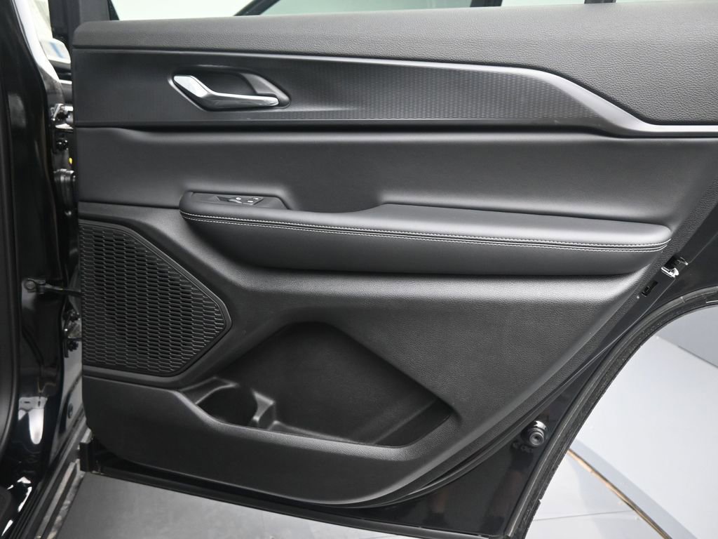 New 2025 Jeep Grand Cherokee L Laredo w/ Luxury Tech Group I image 17