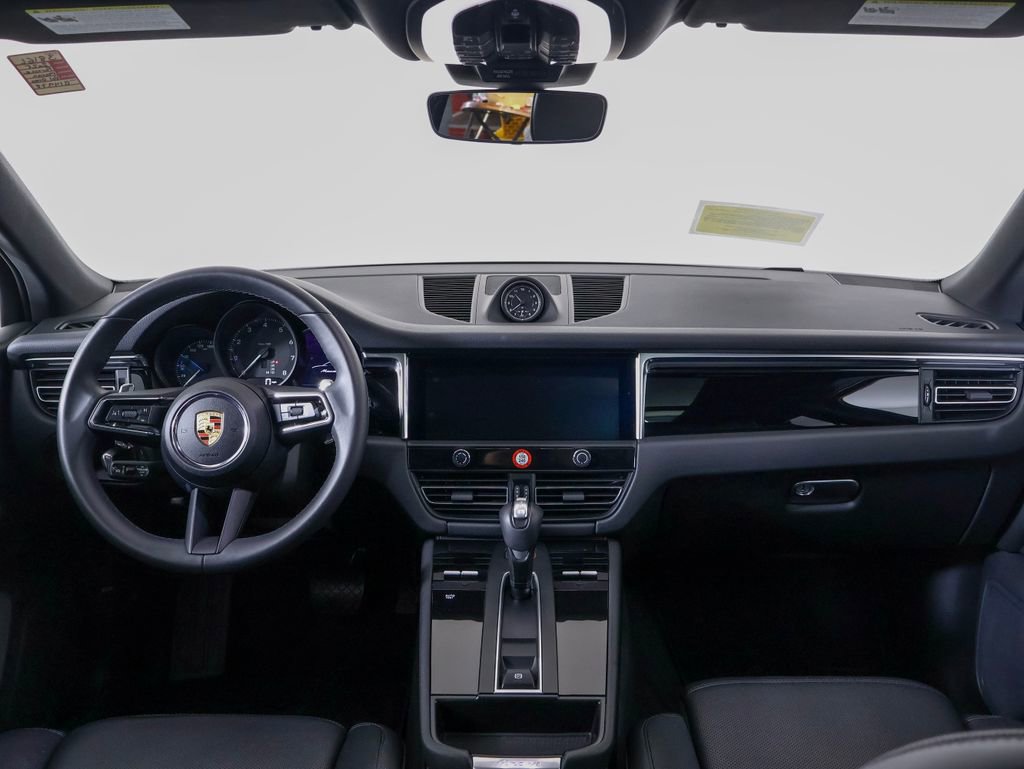 Certified 2025 Porsche Macan AWD/4WD image 14
