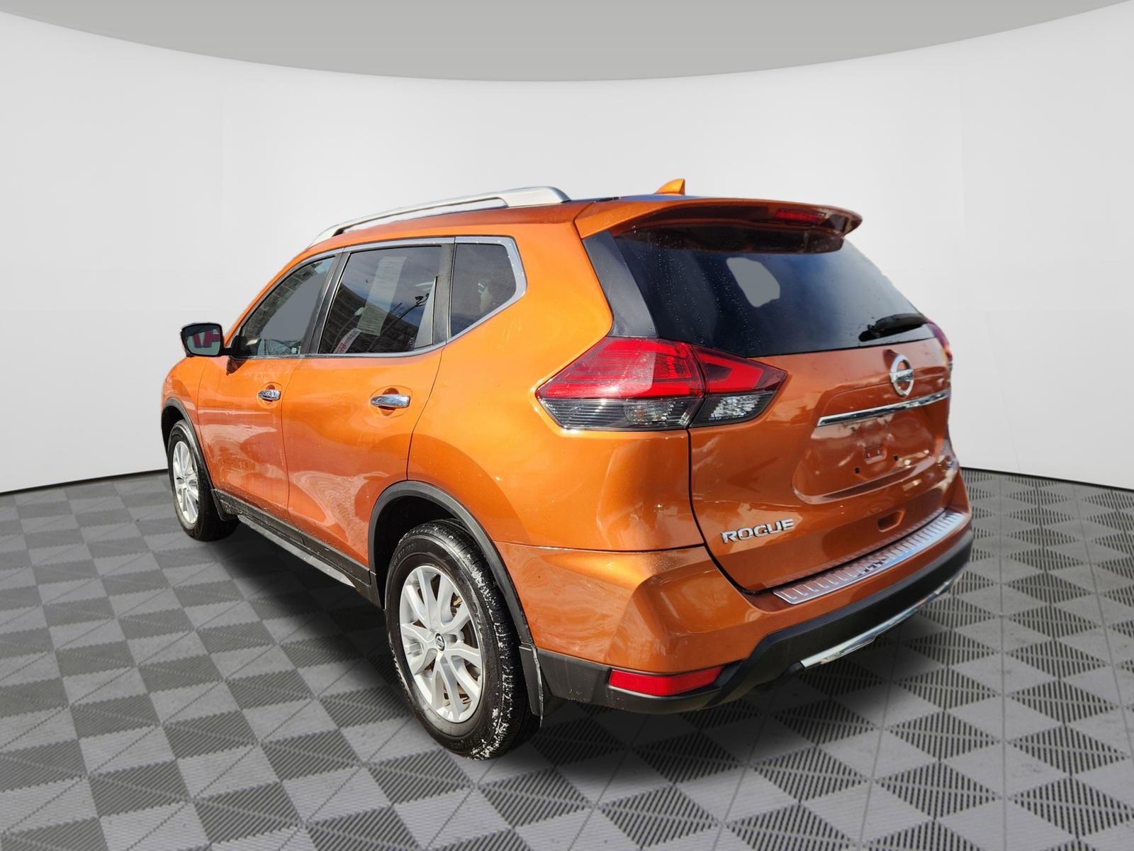 Used 2017 Nissan Rogue SV w/ SV Premium Package image 3