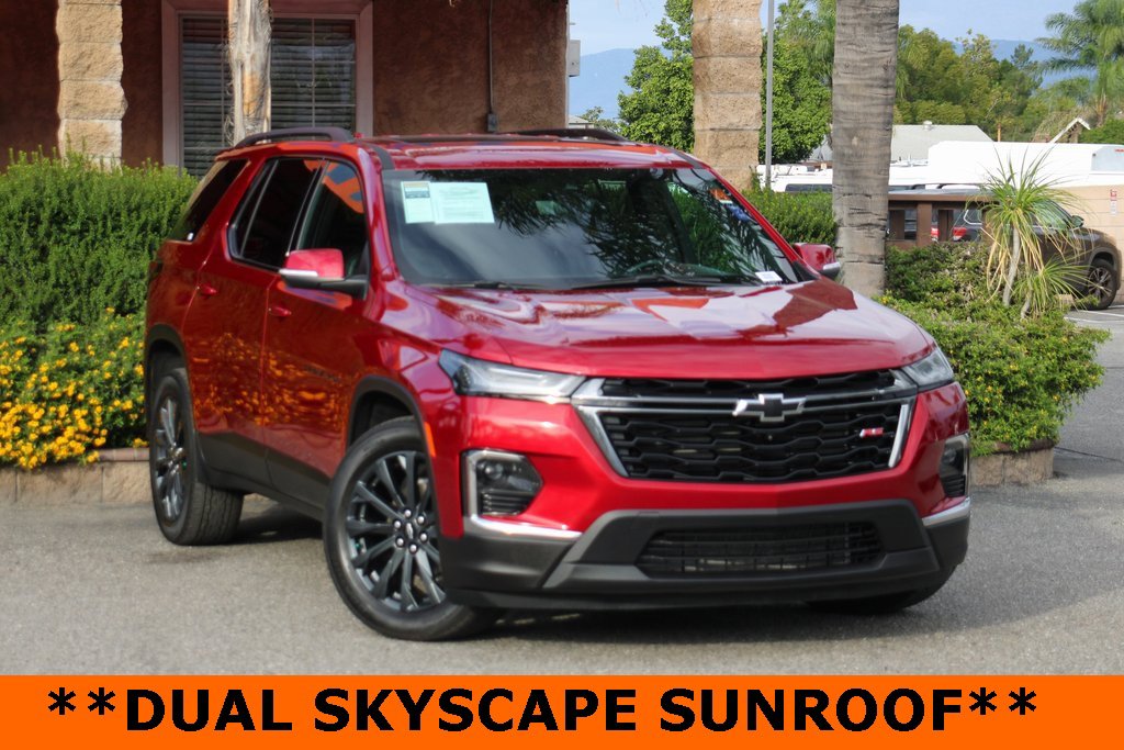 Used 2023 Chevrolet Traverse RS image 2