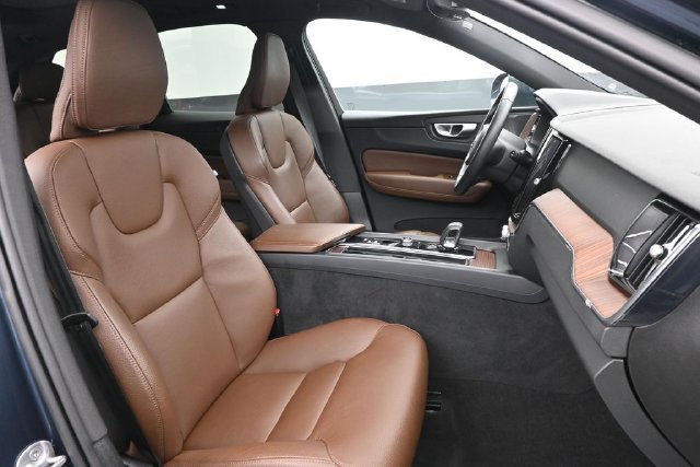 Used 2023 Volvo XC60 B5 Plus w/ Protection Package Premier AWD/4WD image 28