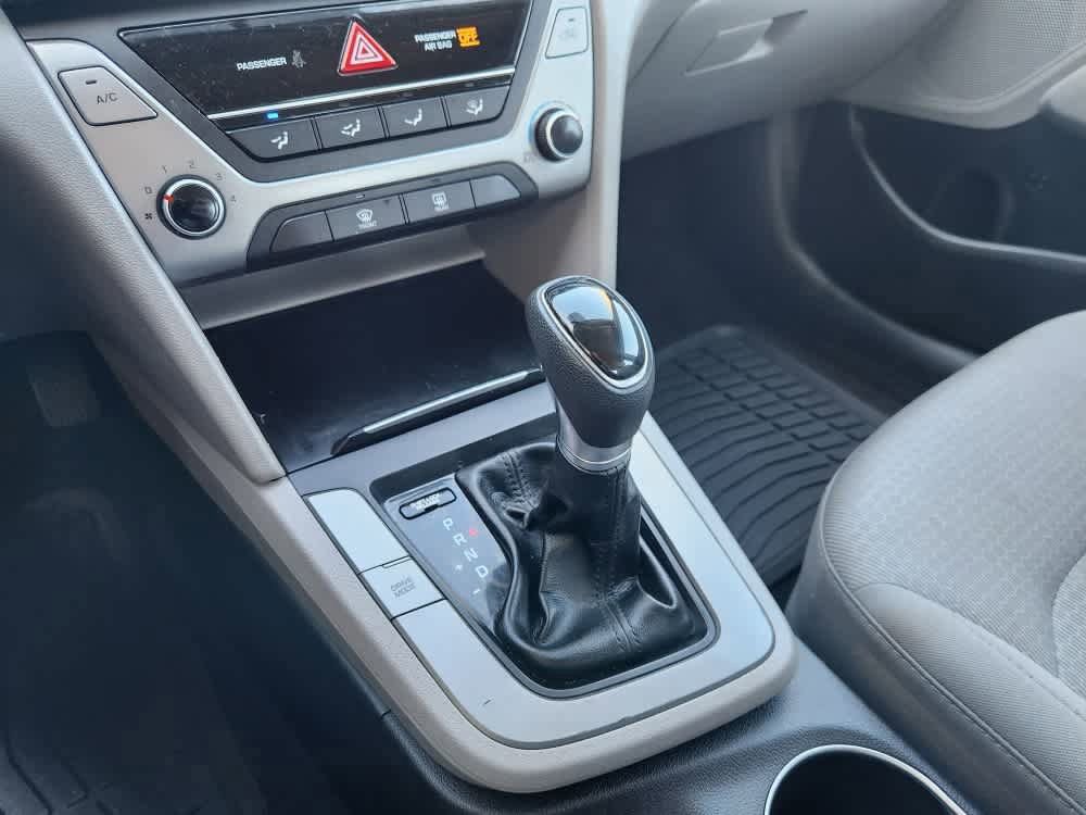 Used 2017 Hyundai Elantra SE image 24