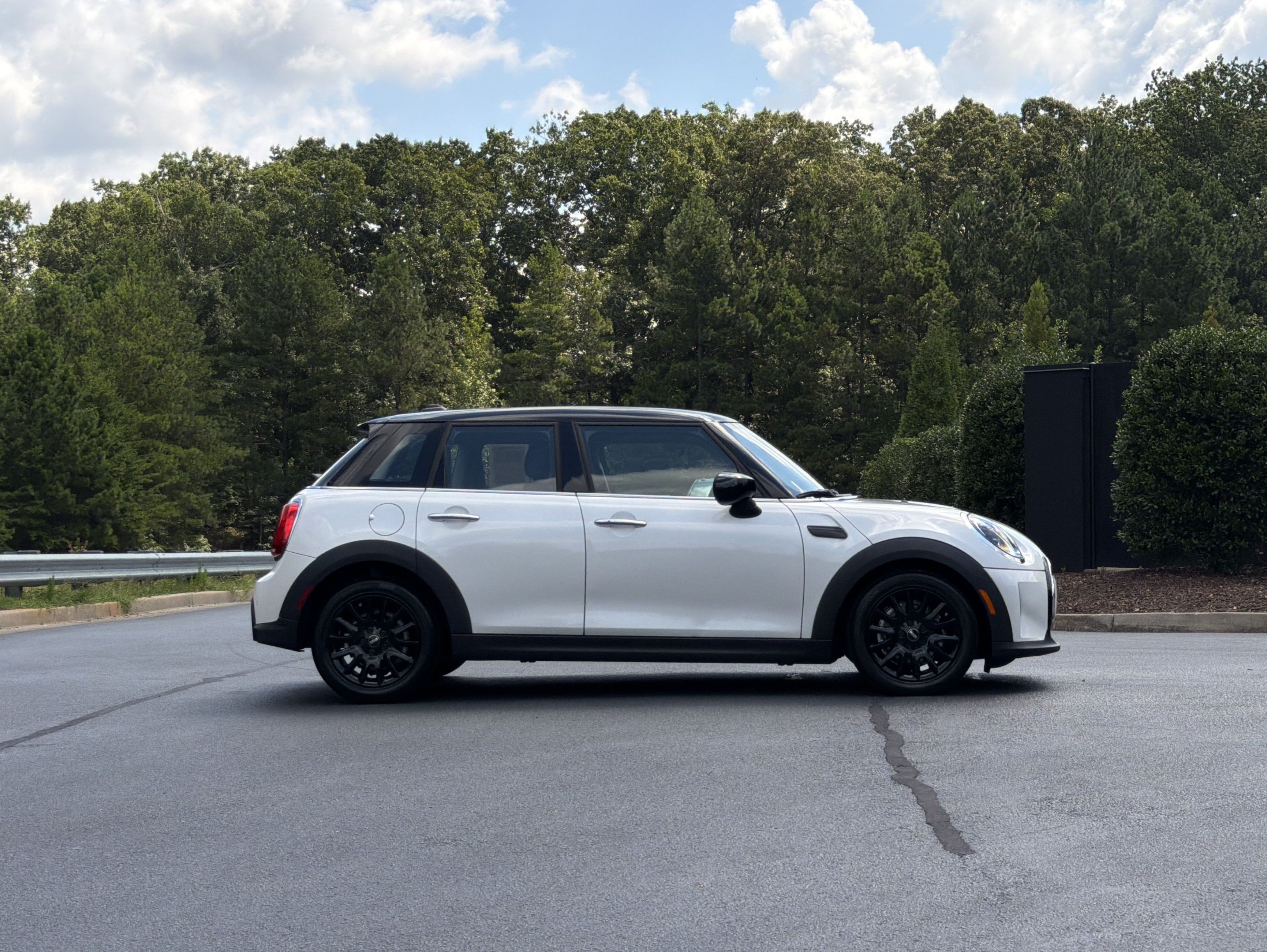 Used 2024 MINI Cooper 4-Door Hardtop FWD image 5