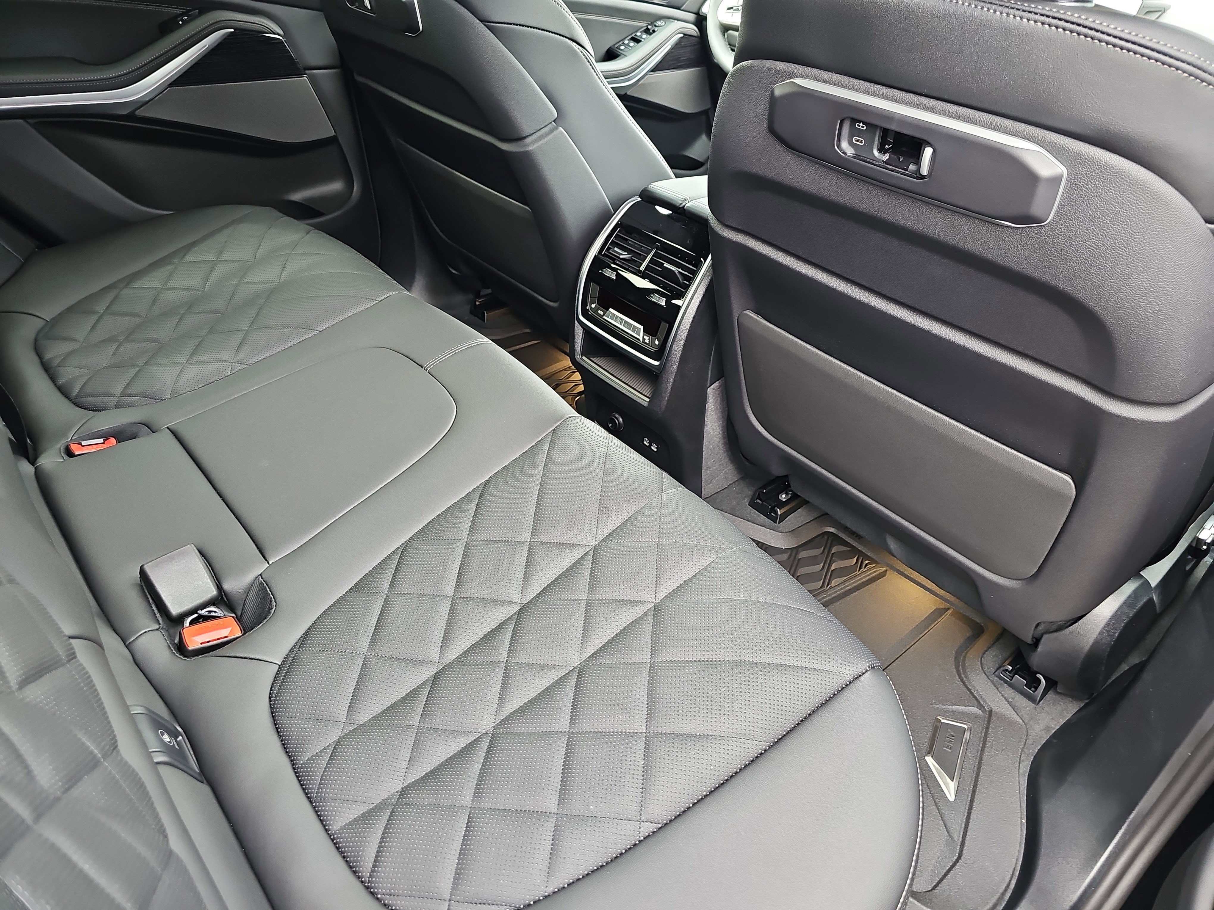 New 2026 BMW X5 xDrive40i w/ M Sport Package AWD/4WD image 11