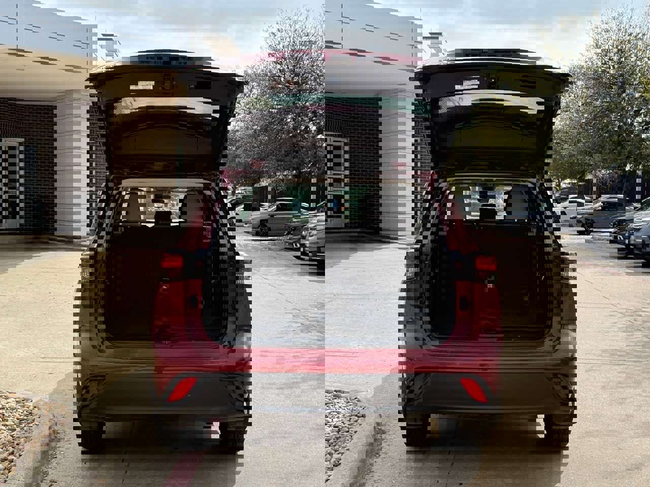 Used 2024 Toyota Highlander LE image 5