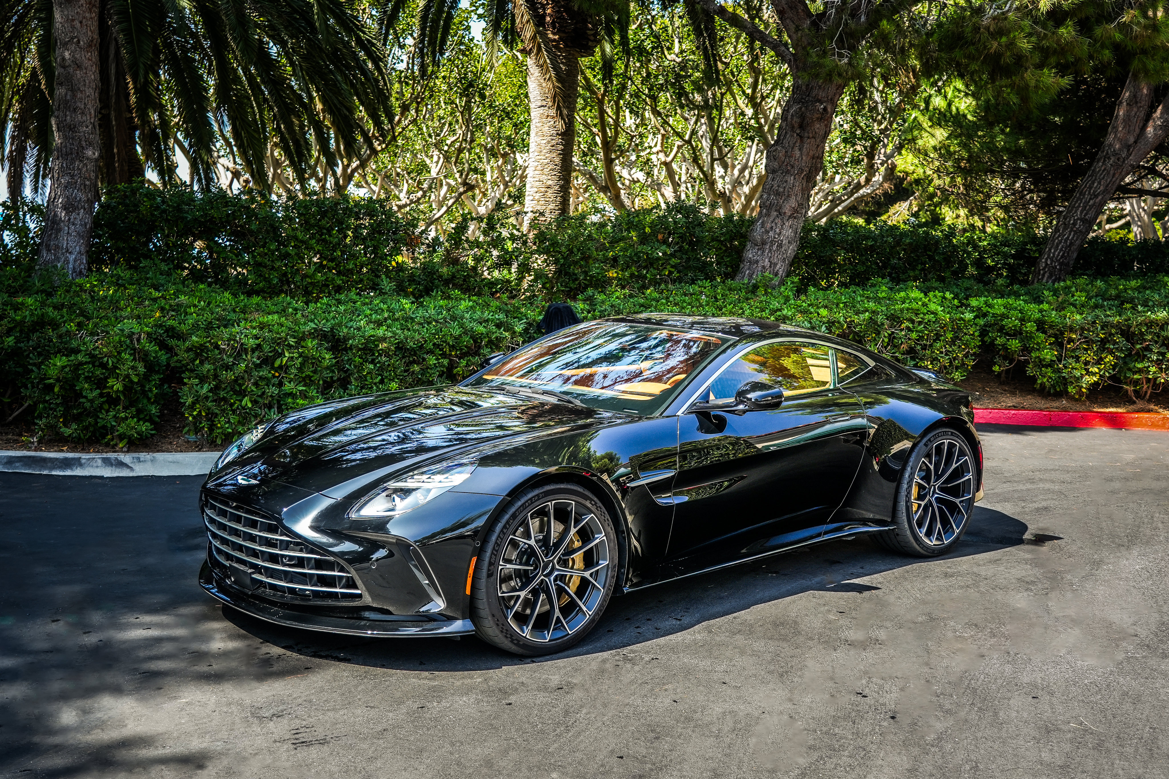Used 2025 Aston Martin V8 Vantage Coupe RWD image 2