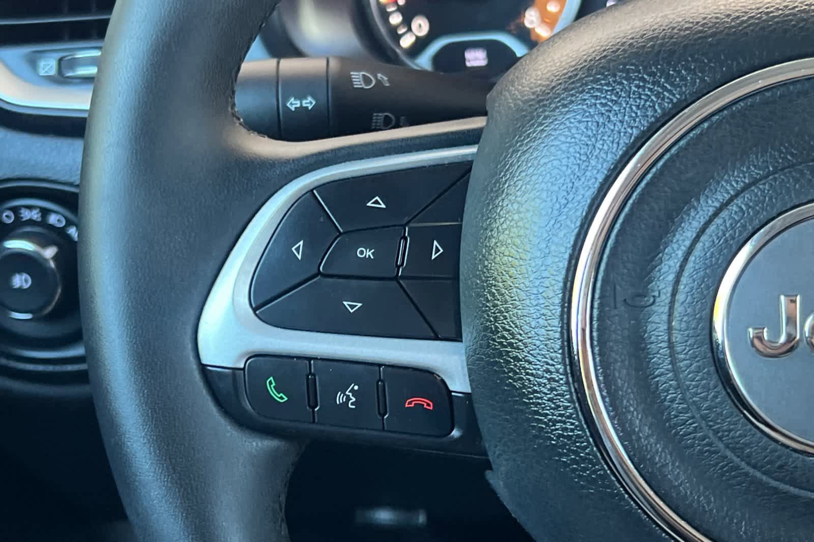 Used 2018 Jeep Renegade Latitude FWD image 25