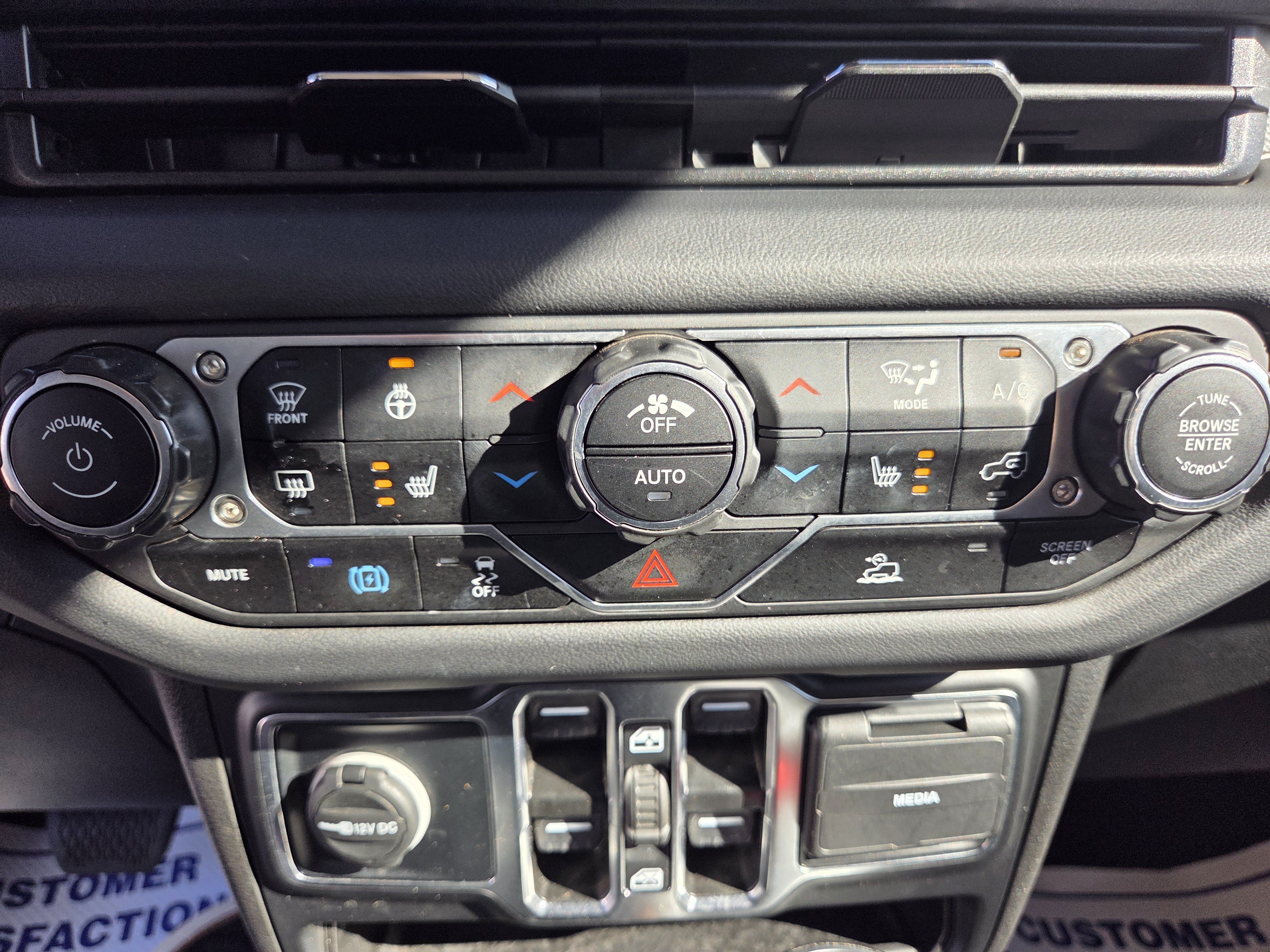 Used 2024 Jeep Wrangler Unlimited Sahara AWD/4WD image 23
