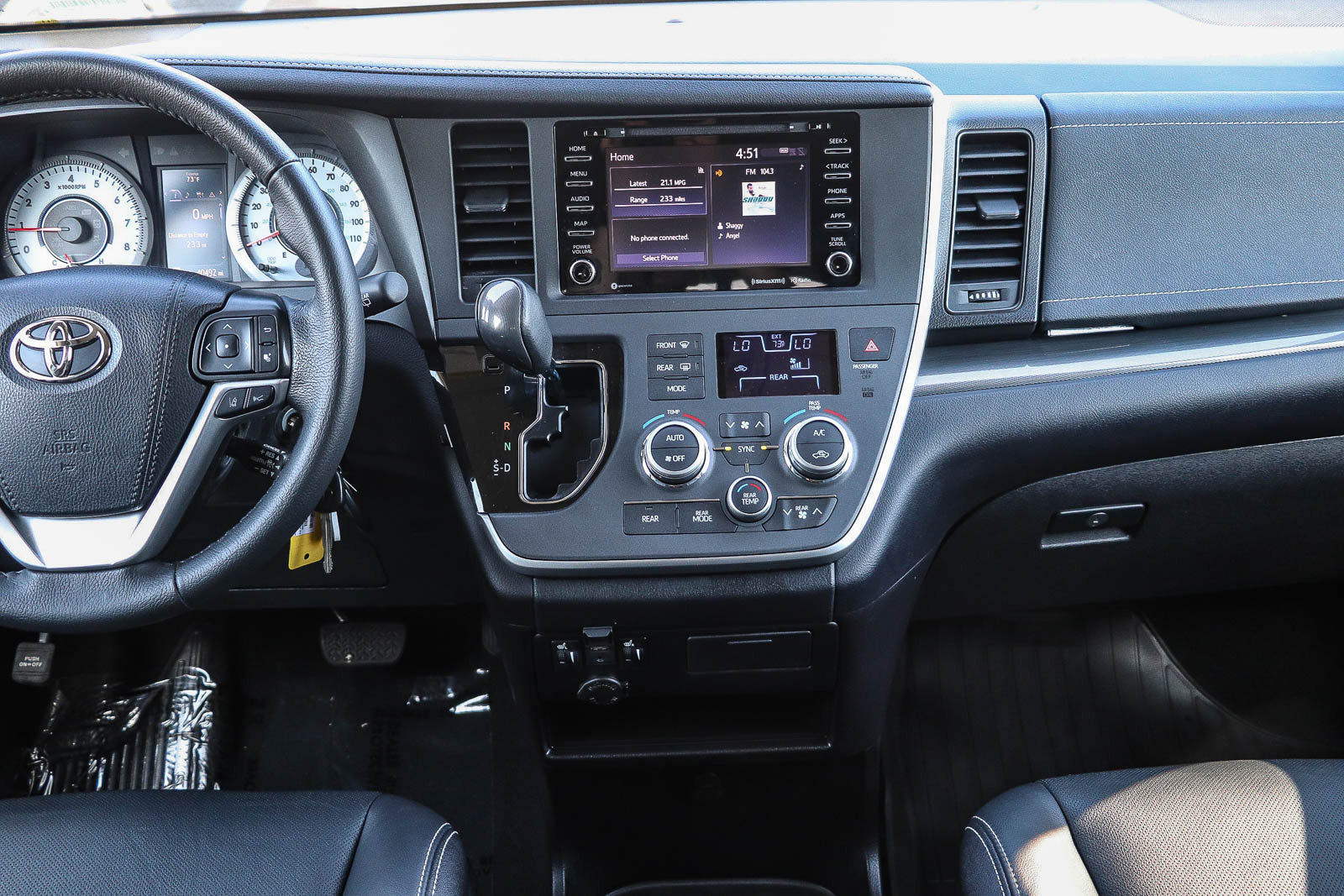 Used 2020 Toyota Sienna SE w/ Nightshade Edition FWD image 12