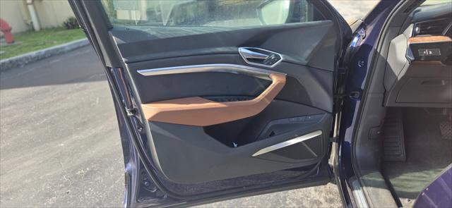 Used 2022 Audi e-tron Premium Plus w/ Premium Plus Package image 14