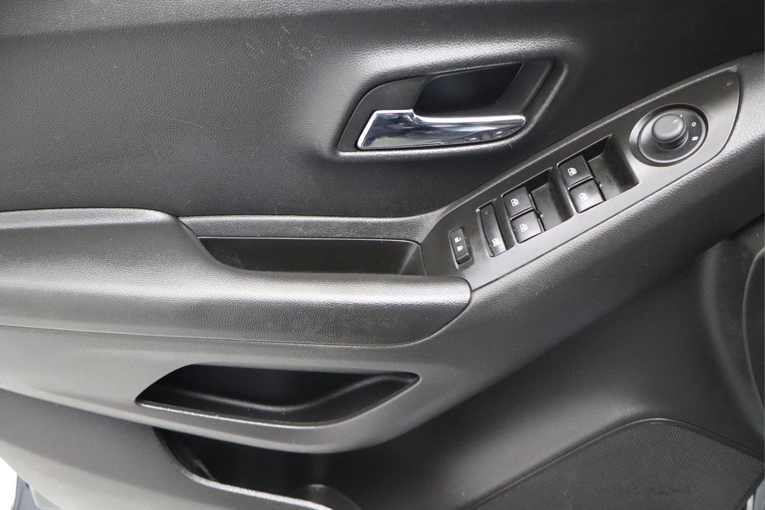 Used 2022 Chevrolet Trax LT w/ LT Convenience Package image 17