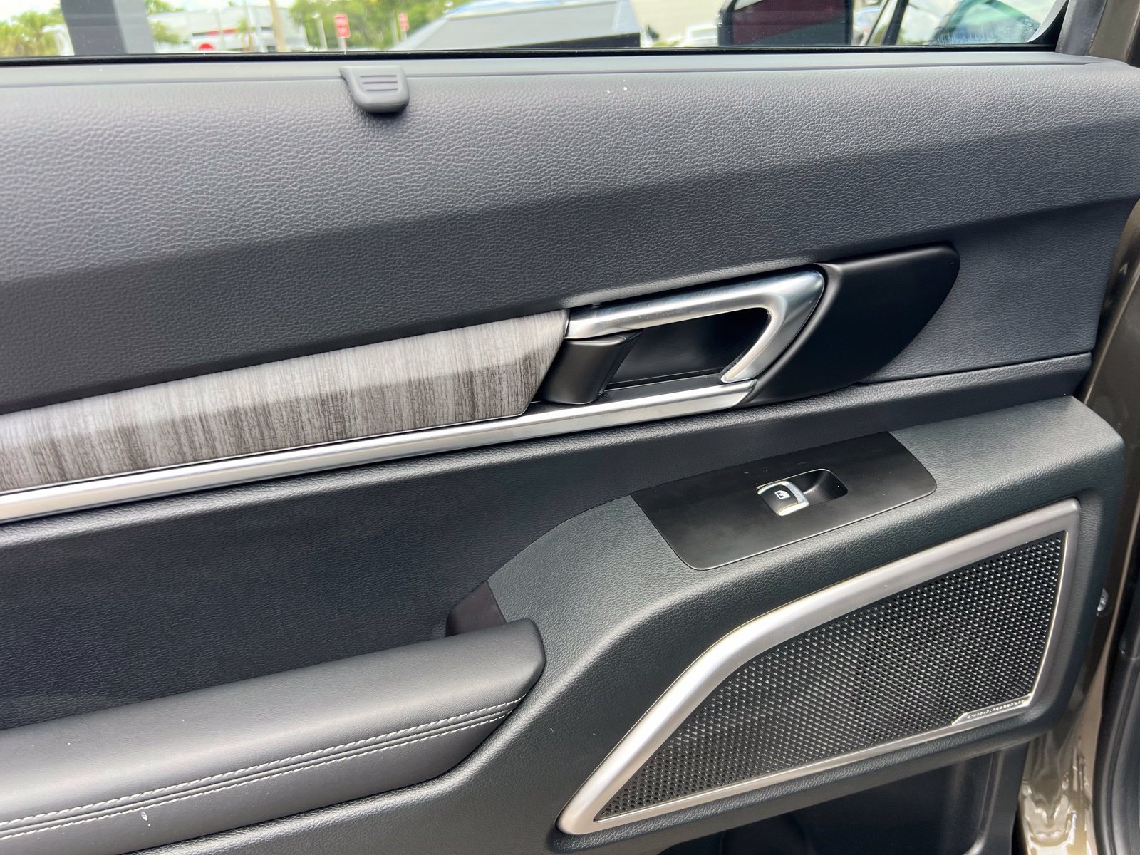 Used 2025 Kia Telluride EX w/ EX Captain's Chair Package FWD image 48