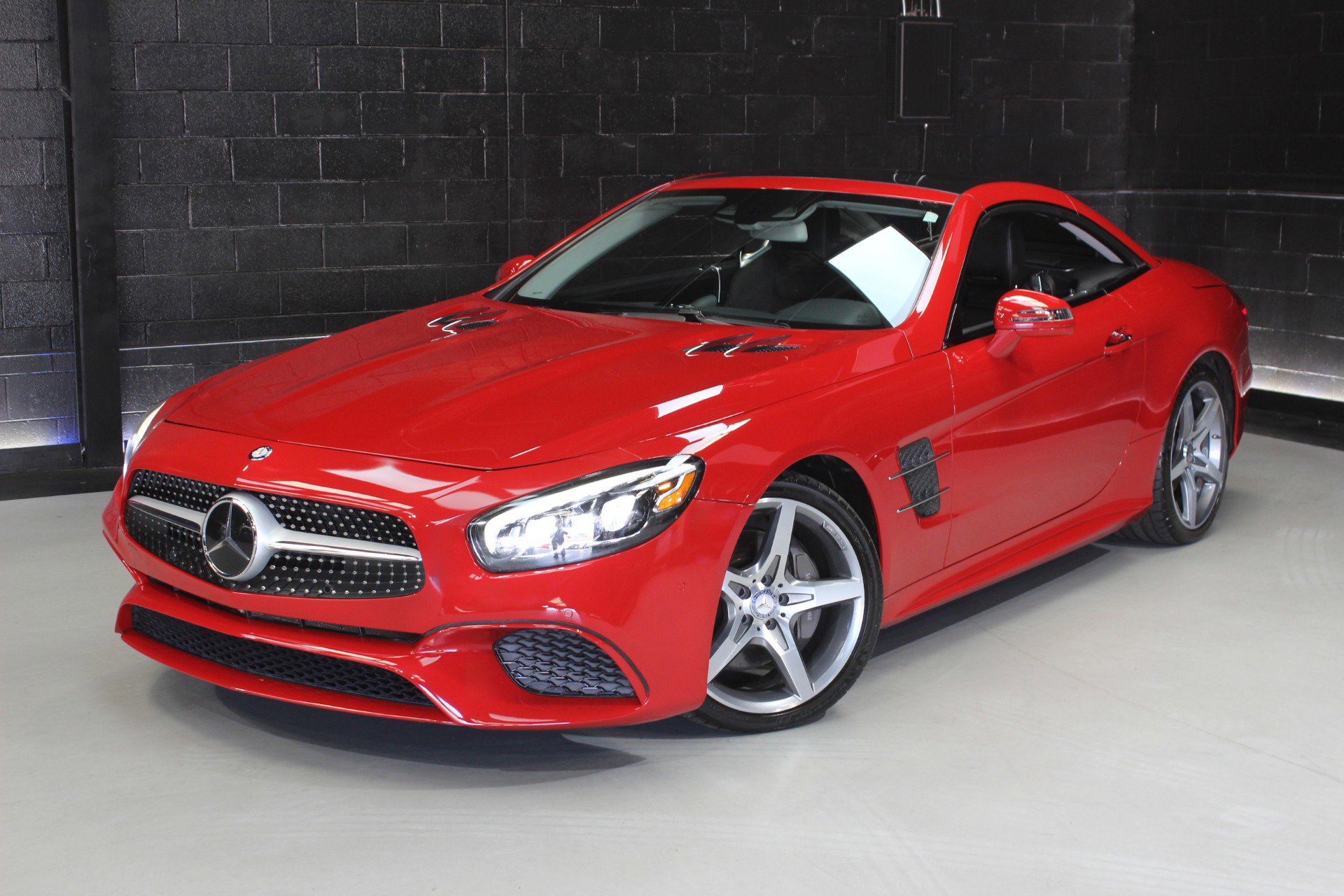Used 2017 Mercedes-Benz SL 550 w/ Driver Assistance Package image 6