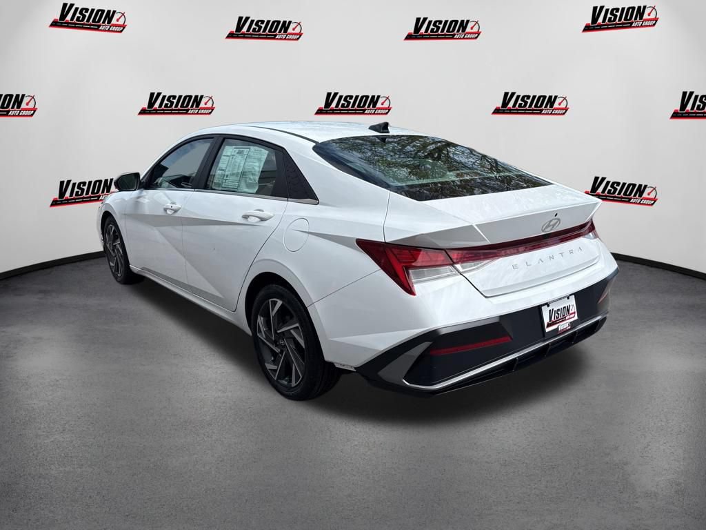 Used 2024 Hyundai Elantra SEL w/ Convenience Package FWD image 3
