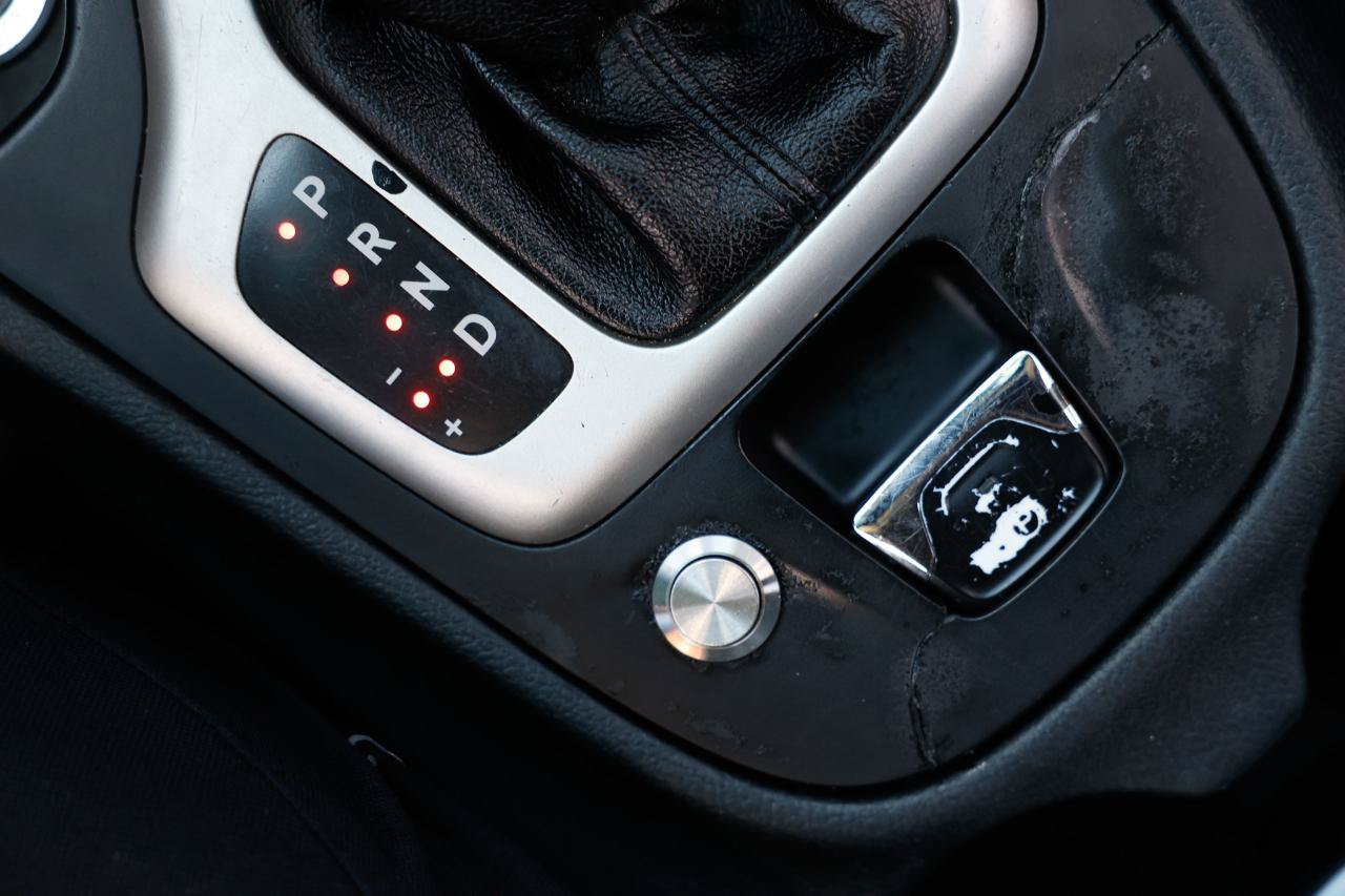 Used 2014 Jeep Cherokee Sport FWD image 37