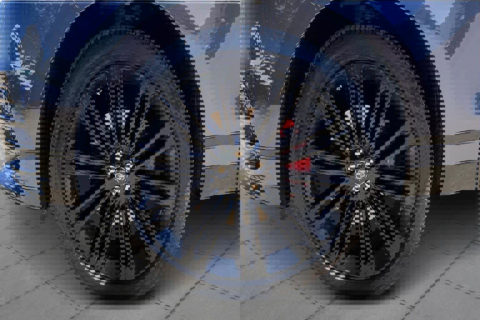 Used 2025 Land Rover Range Rover Velar Dynamic SE image 10