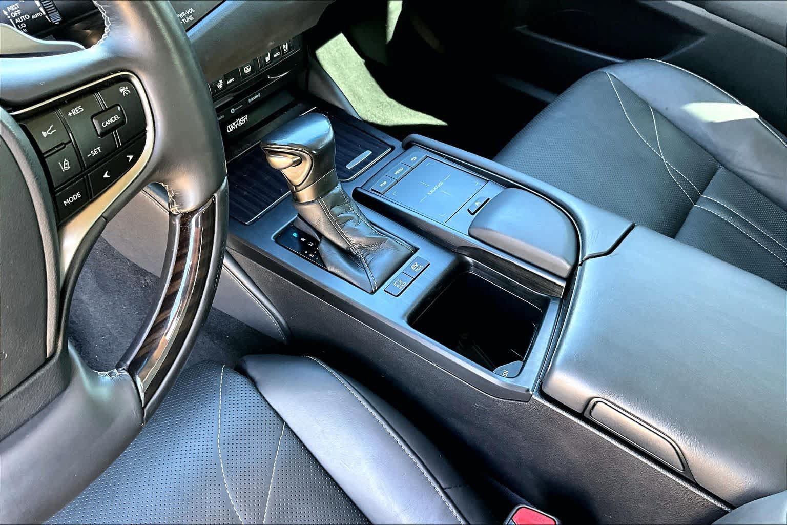 Used 2021 Lexus ES 300h Ultra Luxury w/ Accessory Package 2 FWD image 17