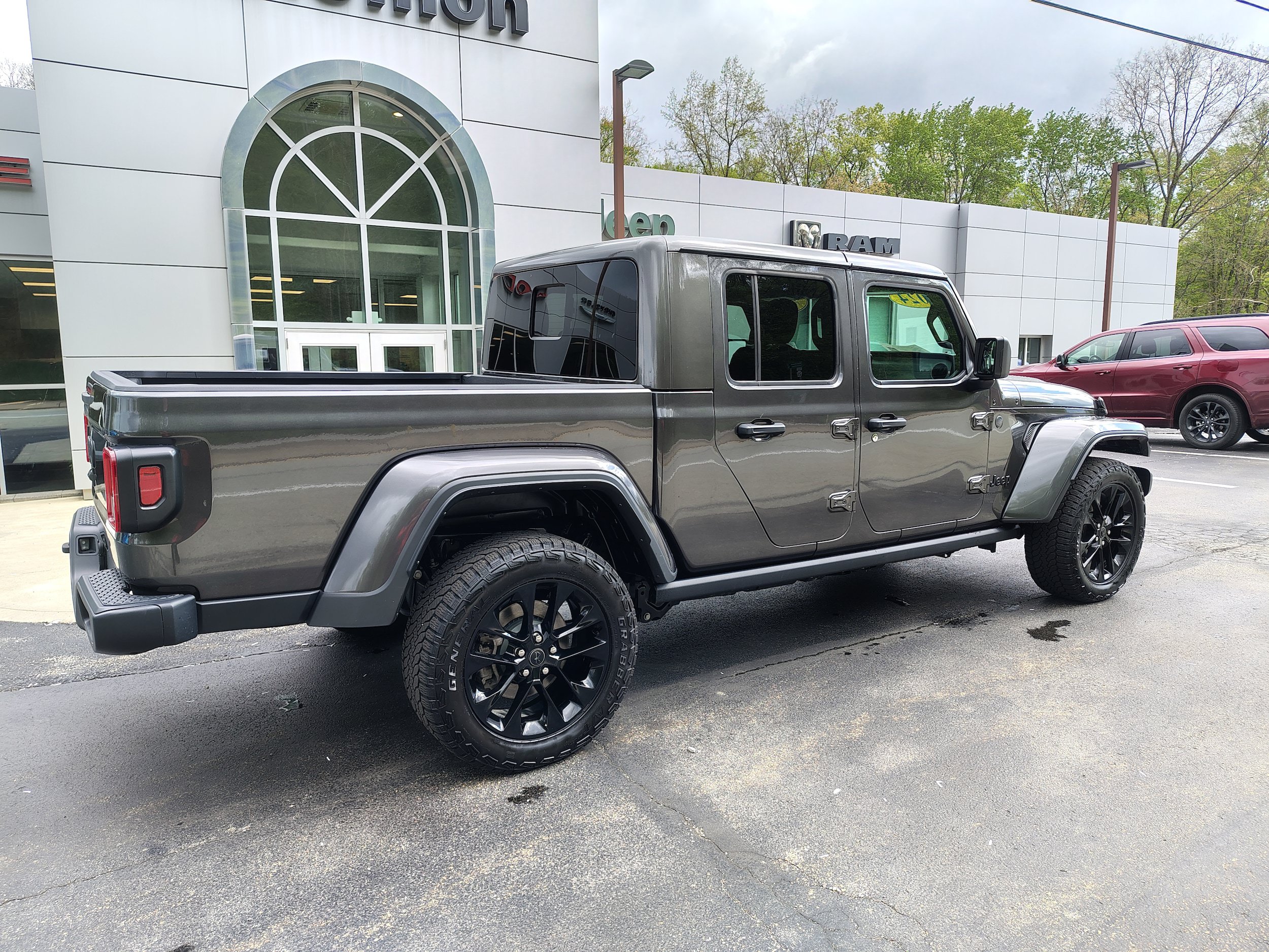 Used 2024 Jeep Gladiator Sport AWD/4WD image 13