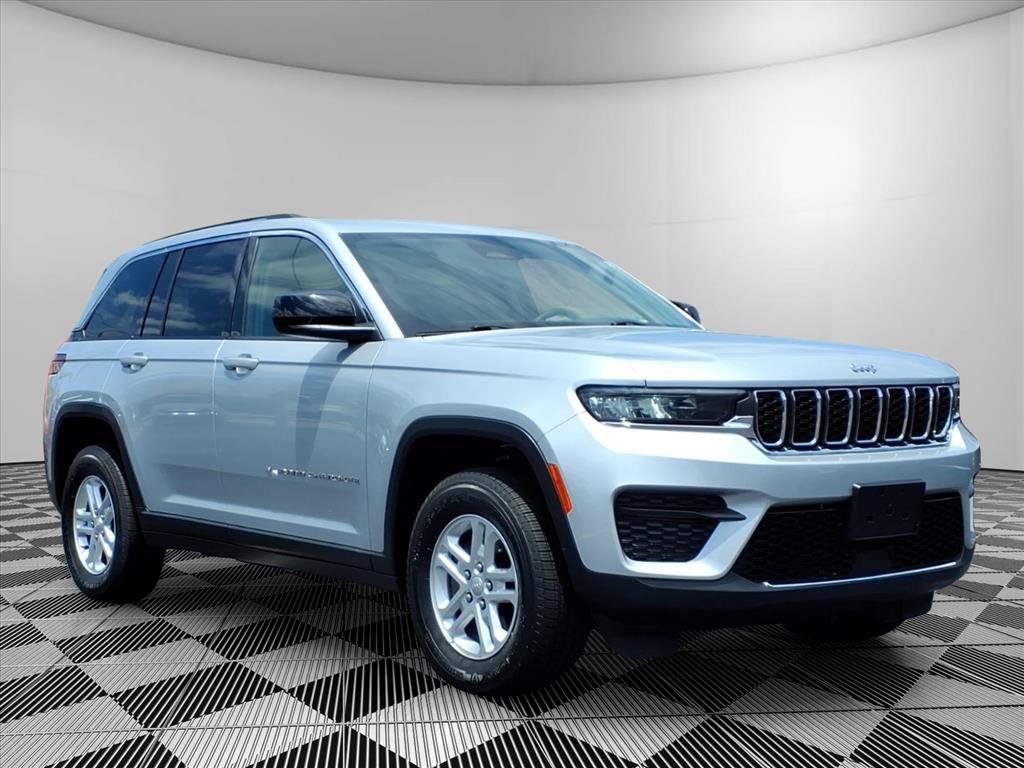 Used 2023 Jeep Grand Cherokee Laredo AWD/4WD image 1