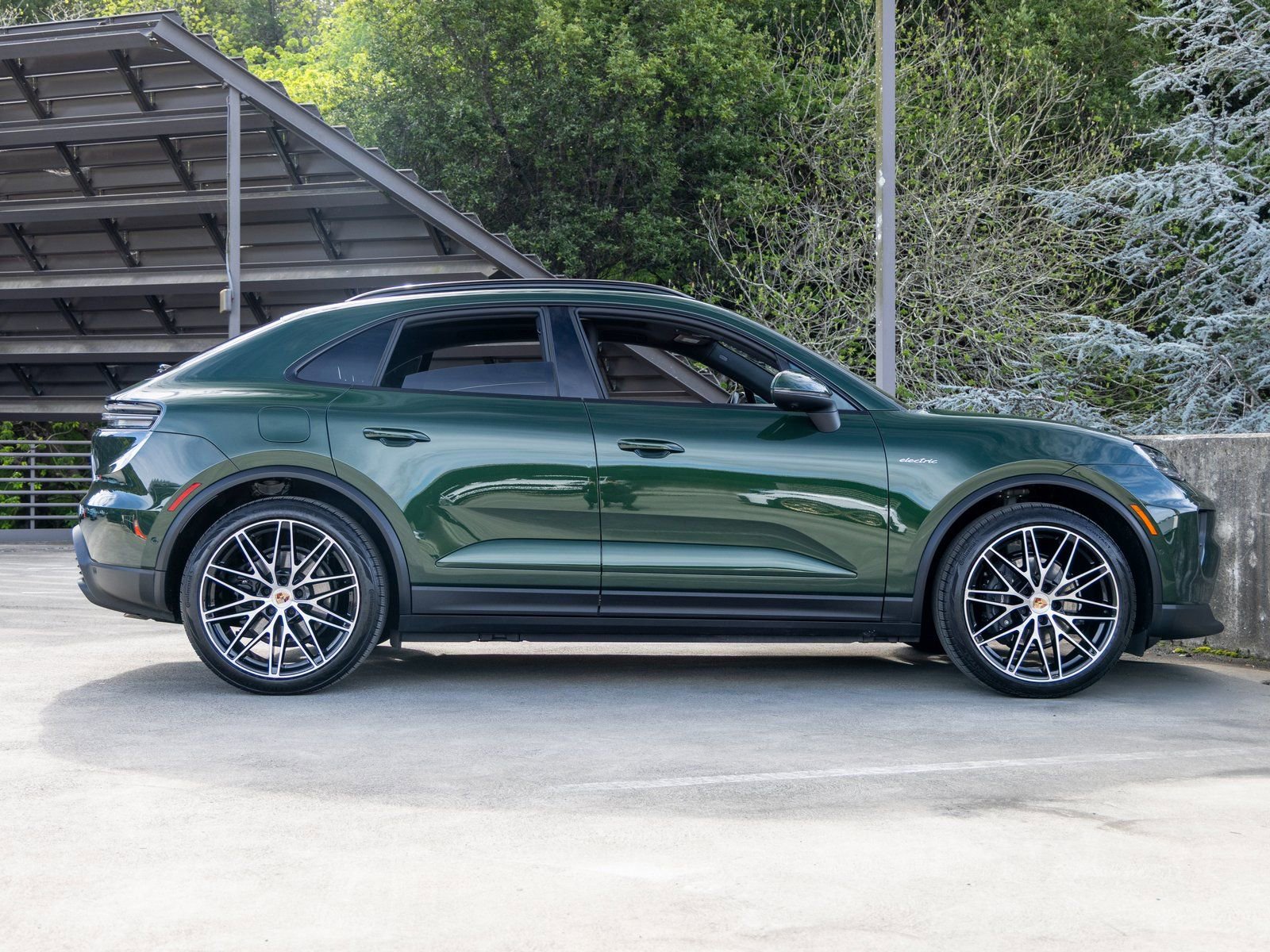 Certified 2025 Porsche Macan Electric image 13