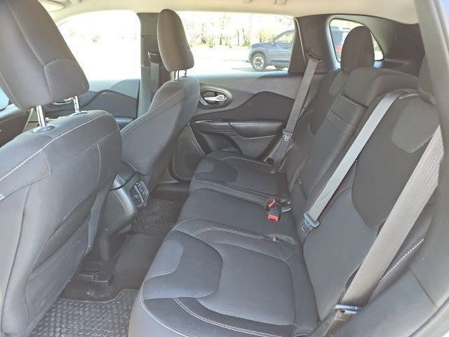 Used 2015 Jeep Cherokee Latitude w/ Cold Weather Group image 18
