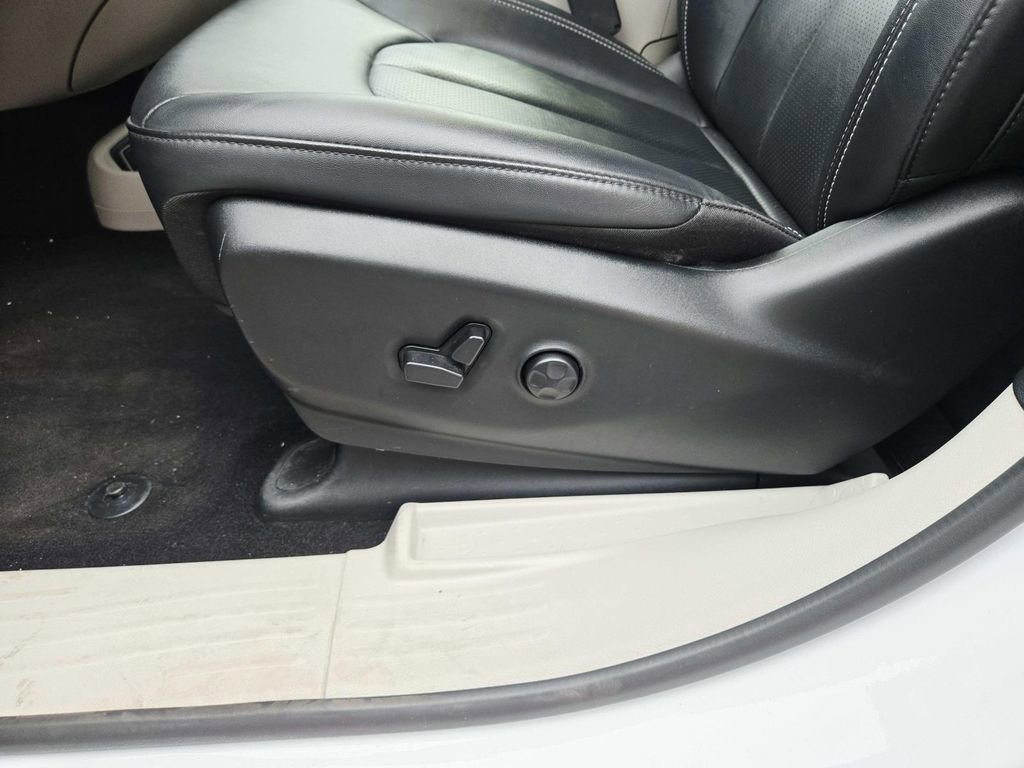 Used 2024 Chrysler Pacifica Touring-L image 39