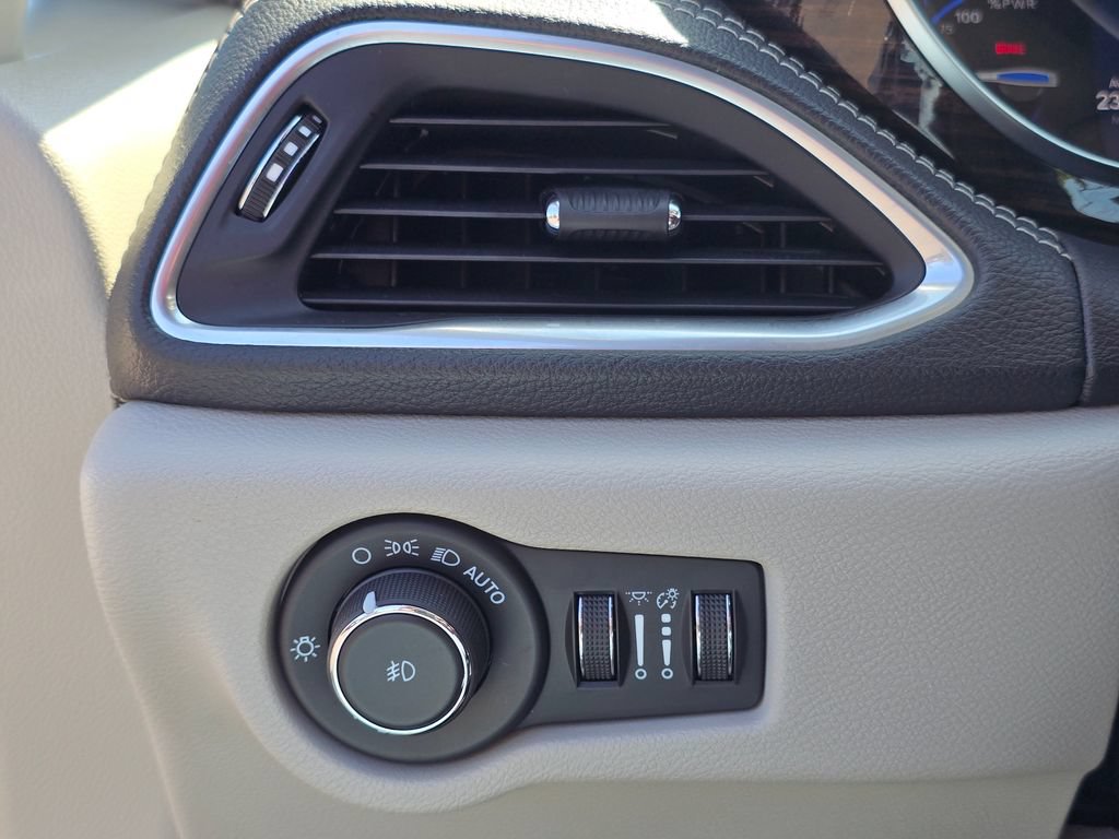 Used 2023 Chrysler Pacifica Limited FWD image 66