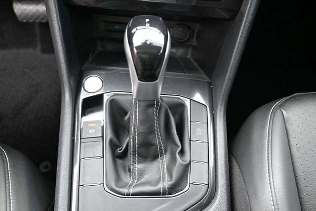 Used 2023 Volkswagen Tiguan SE w/ Panoramic Sunroof Package FWD image 25