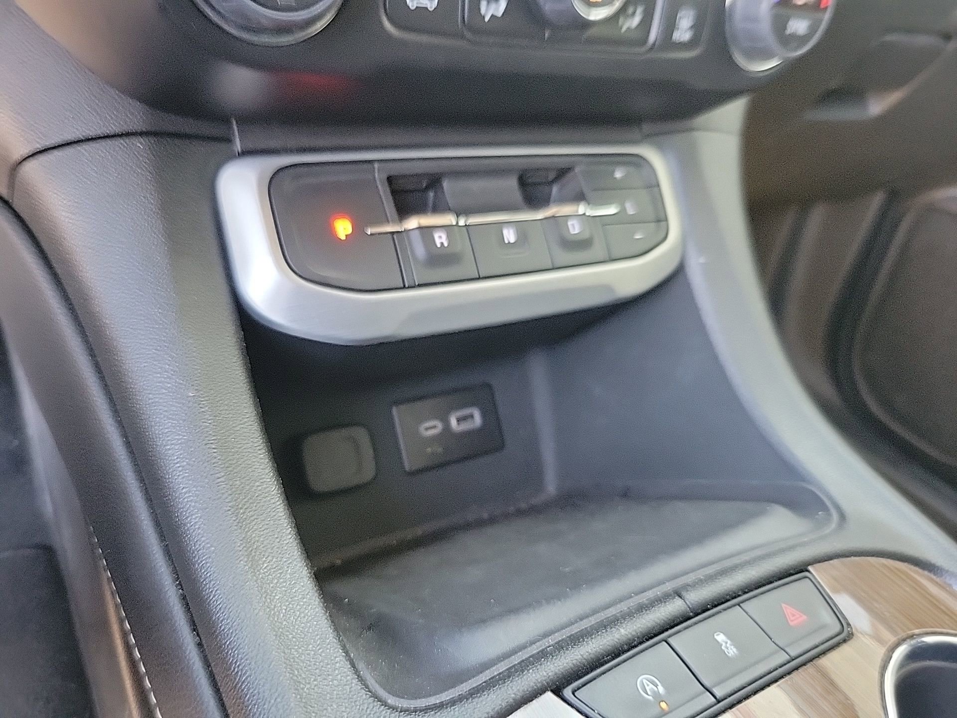 Used 2023 GMC Acadia SLE image 25