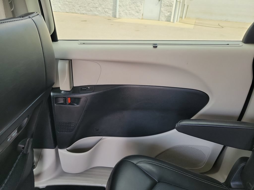 Used 2023 Chrysler Pacifica Touring-L FWD image 16
