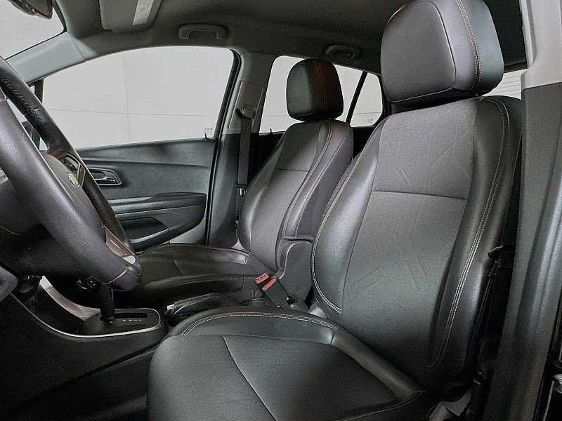 Used 2022 Chevrolet Trax LT w/ Midnight Edition image 11