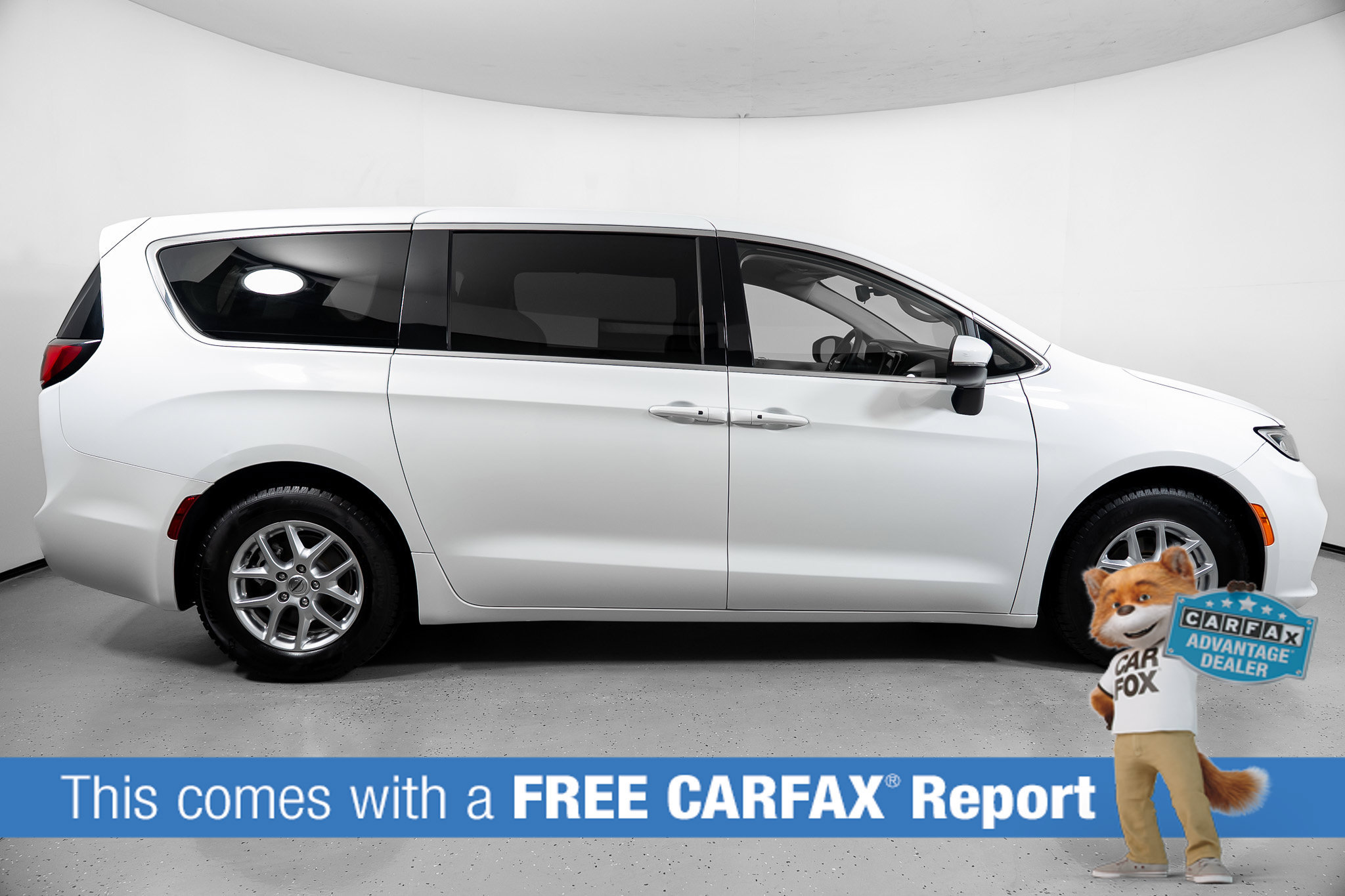 Used 2023 Chrysler Pacifica Touring-L FWD image 3